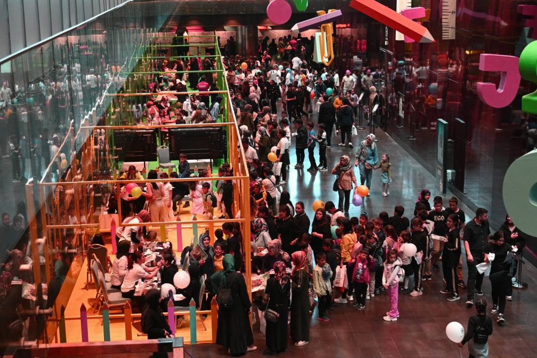 Başkan Altay minik kitap kurtlarıyla bir arada 1